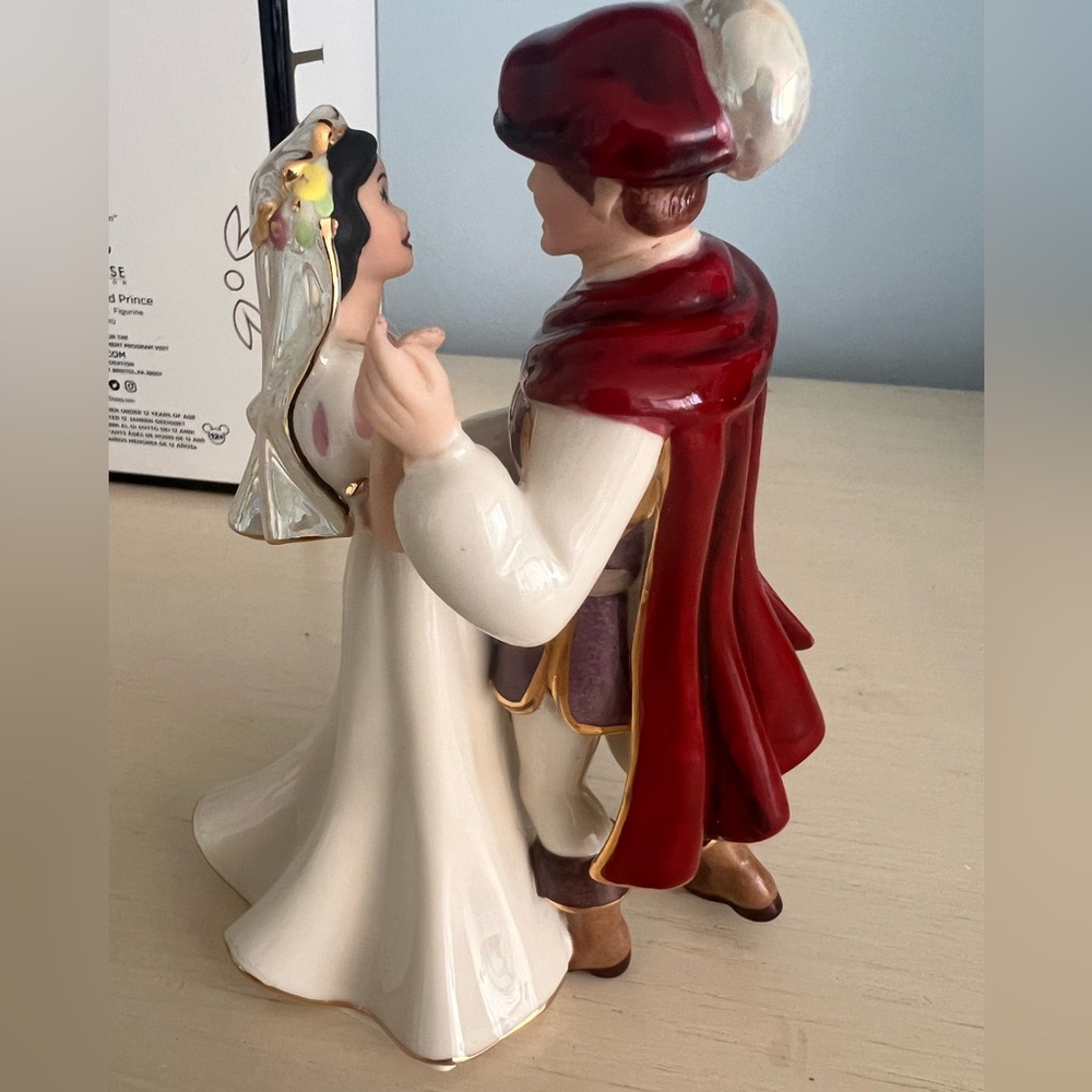 Lenox Disney Snow White and Prince Waltzing Figurine 6"H #878334 New In Box COA - Picture 4 of 8